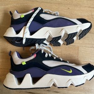 Nike Womens Ryz 2 size 11. Lightly worn great condition